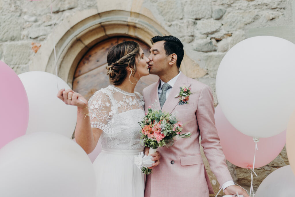 Couple de mariés s'embrassant à la sortie de l'église