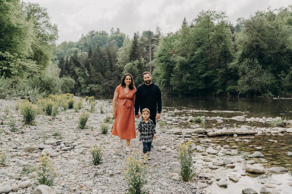 Séance photo famille au bord d’une rivière à Bulle, ambiance automnale et naturelle.